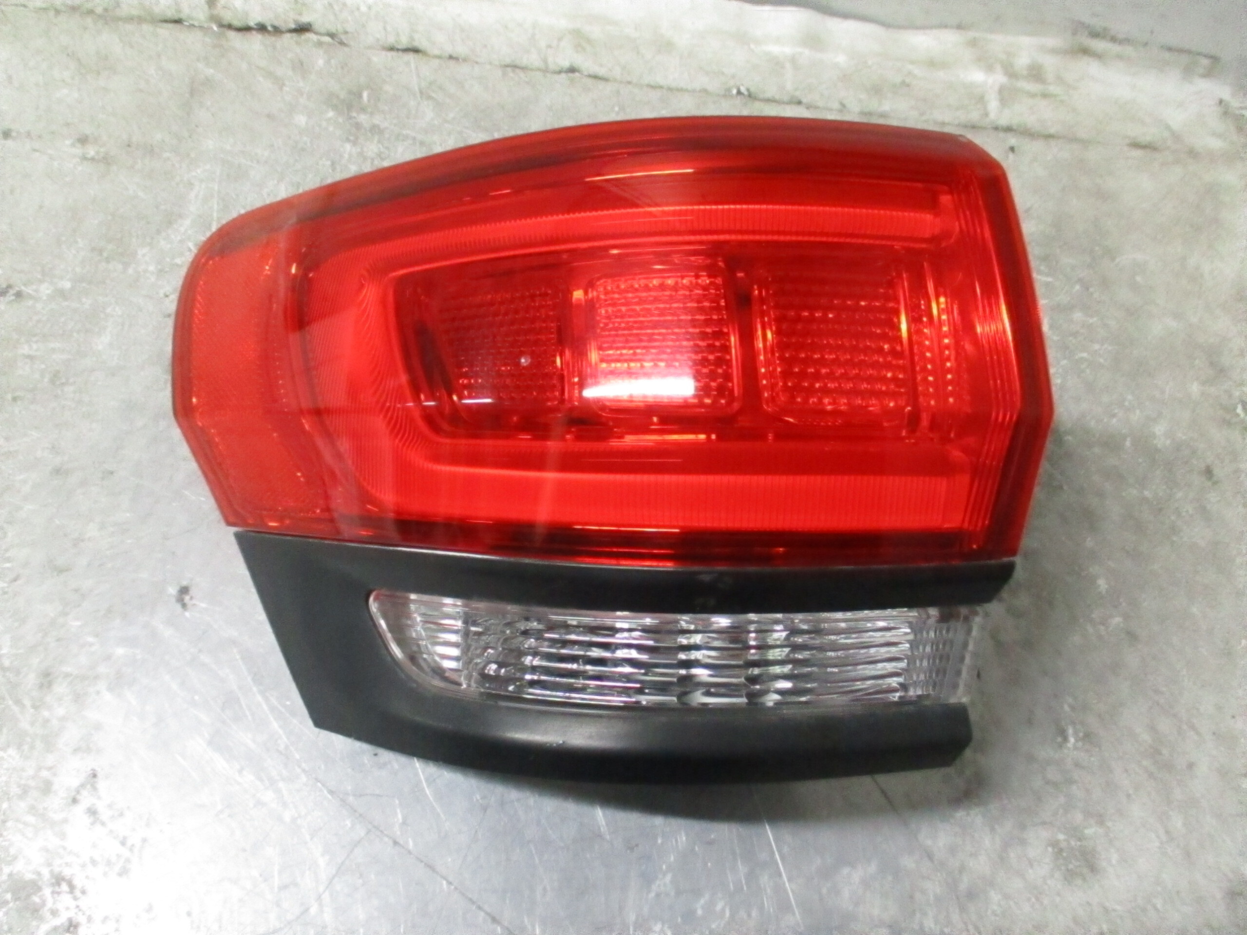 Pre-Owned 2014 Jeep Grand Cherokee Driver LH Tail Light Lamp OEM (Good)