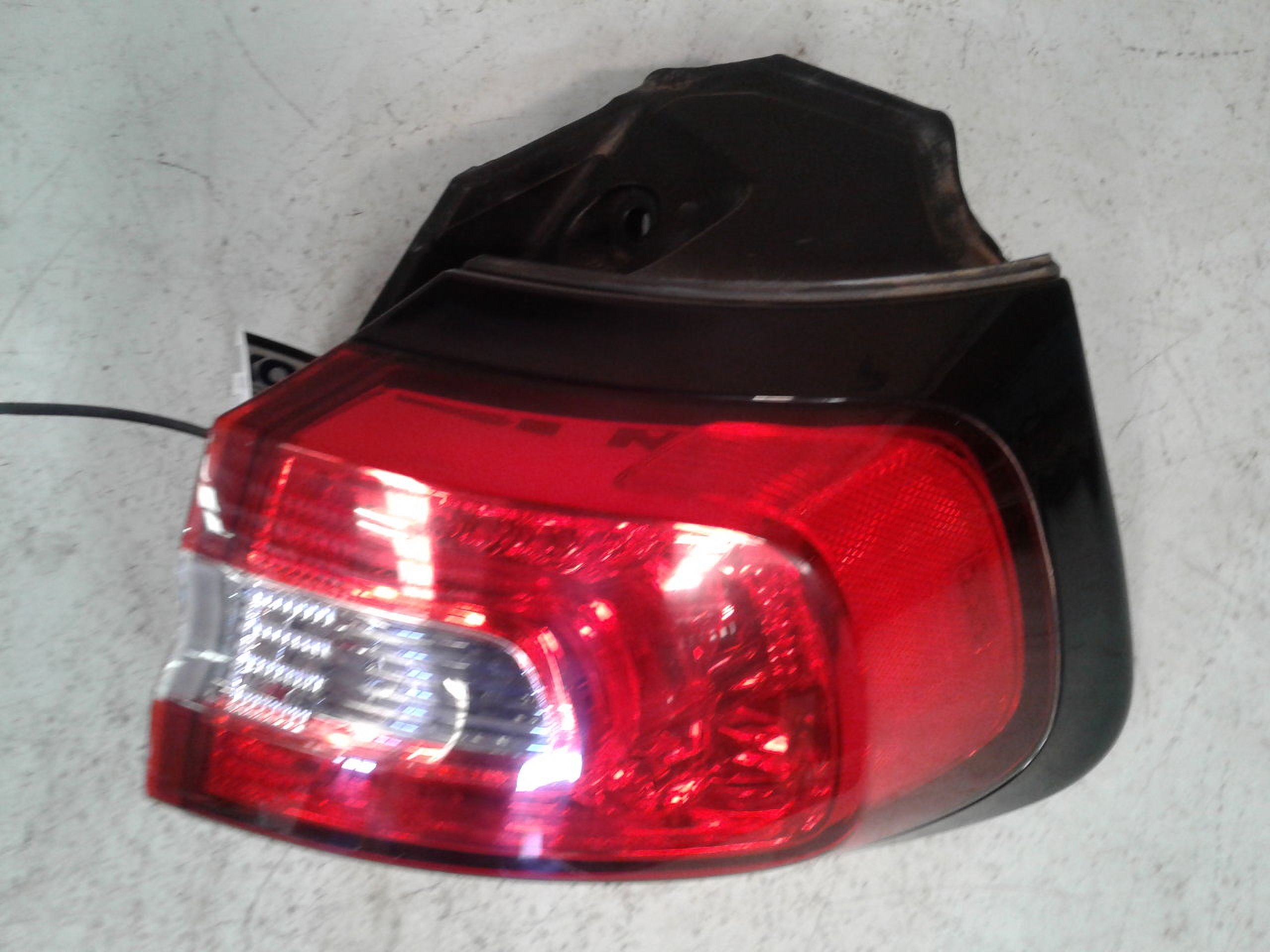 Pre-Owned 2014 Jeep Cherokee Tail Light Assembly Passenger Side RH OEM (Good)