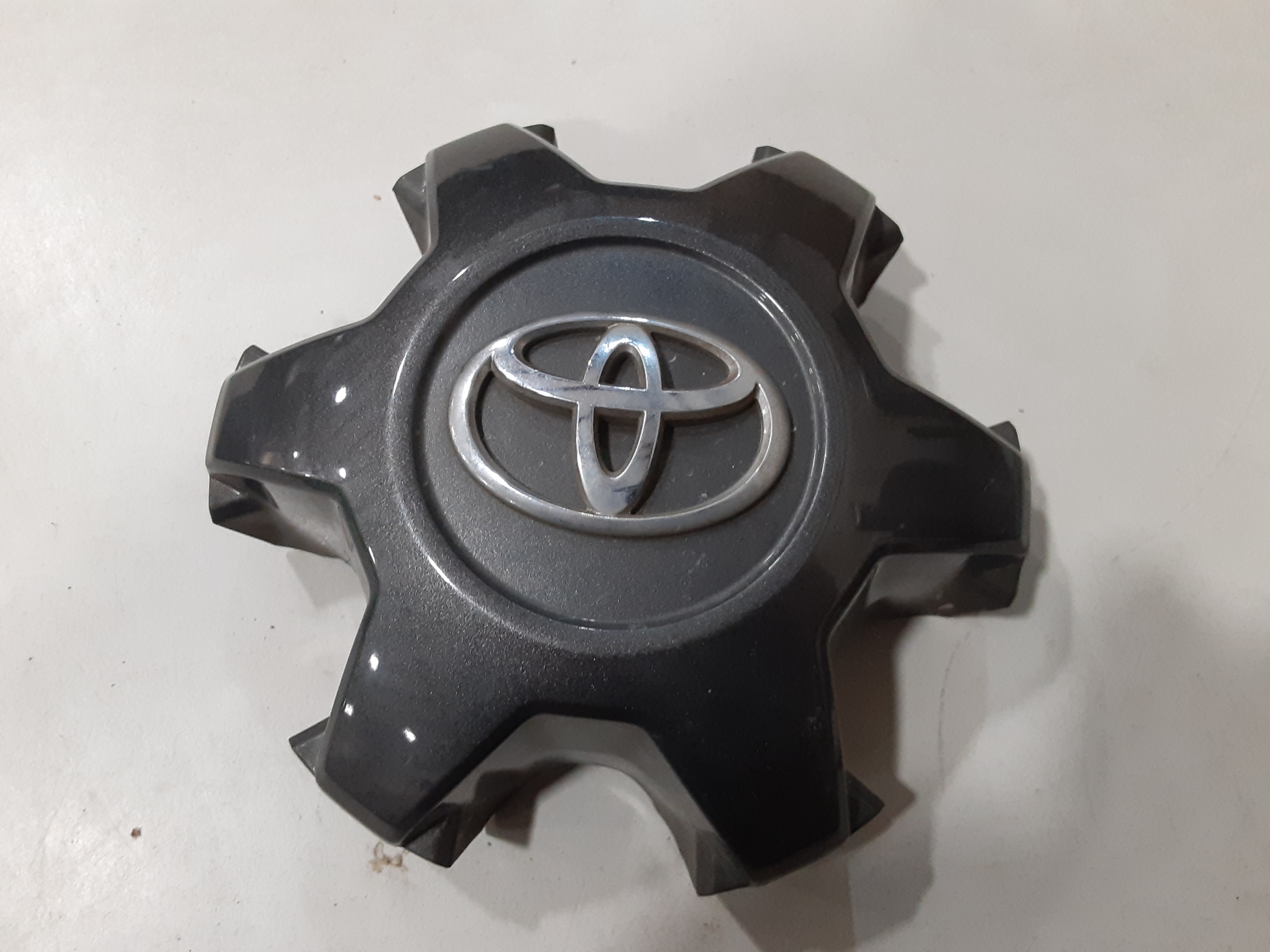 Pre-Owned 2016-2020 Toyota Tacoma Wheel Rim Center Cap 4260B-04040 OEM (Good)