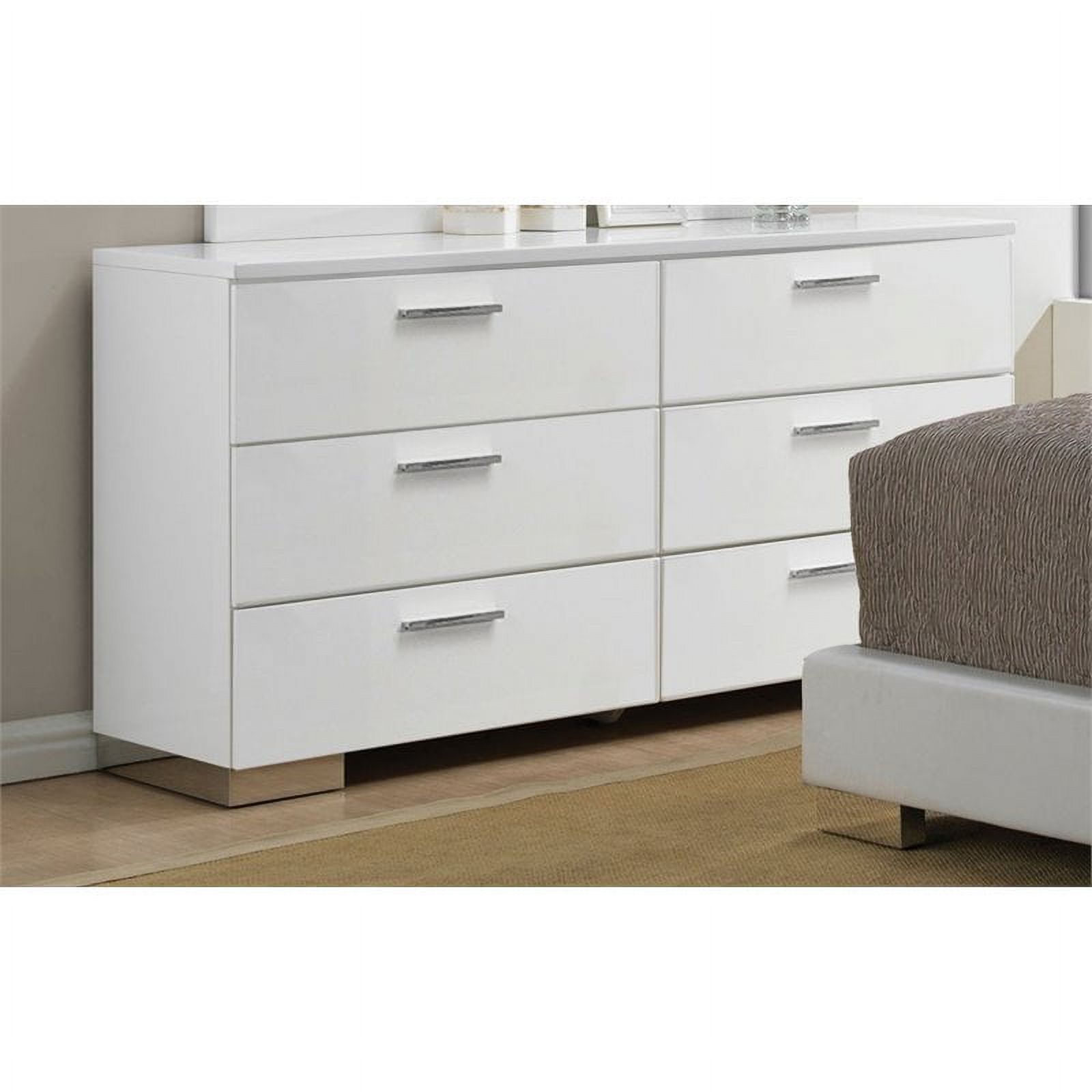 Bowery Hill 6 Drawer Dresser in White