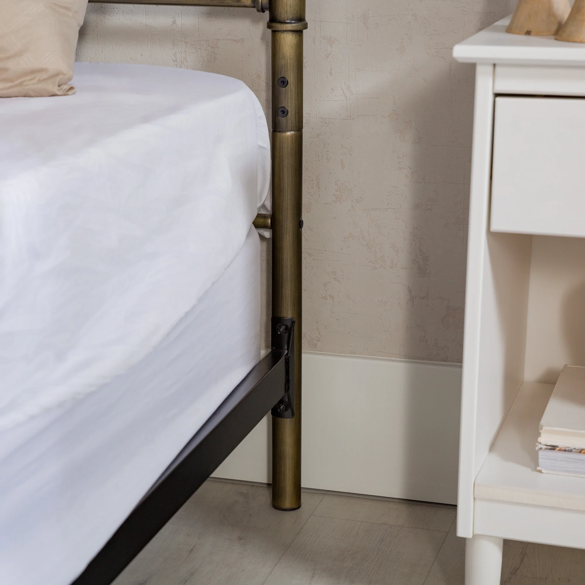 Walker Edison Scarlett Boho Farmhouse Antiqued Bronze Metal Pipe Queen Bed, Bronze