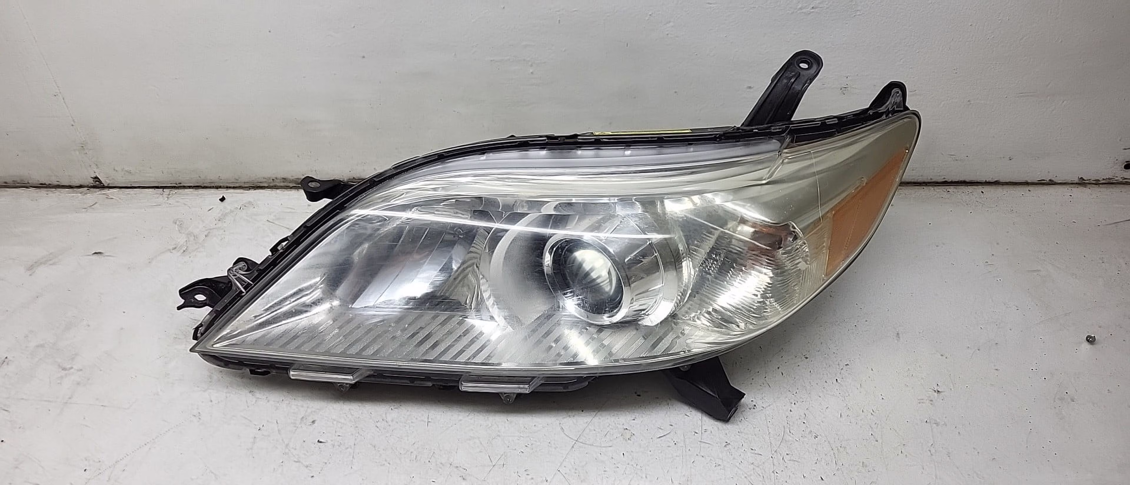 Pre-Owned 11 2011 Toyota Sienna Driver LH Head Light Lamp OEM (Good)