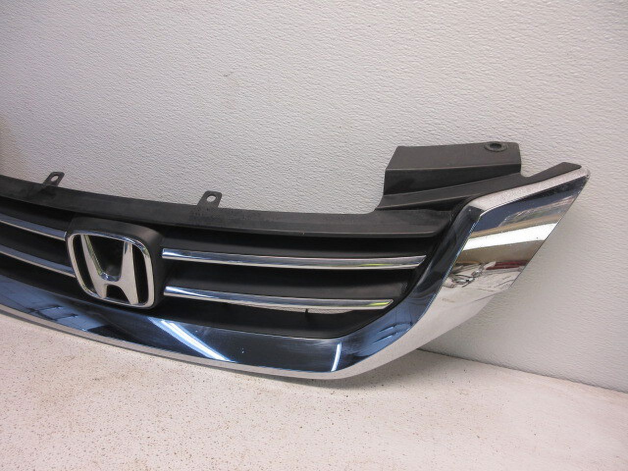 Pre-Owned 2013-2015 Honda Accord Upper Front Main Grille Assembly OEM LKQ (Good)