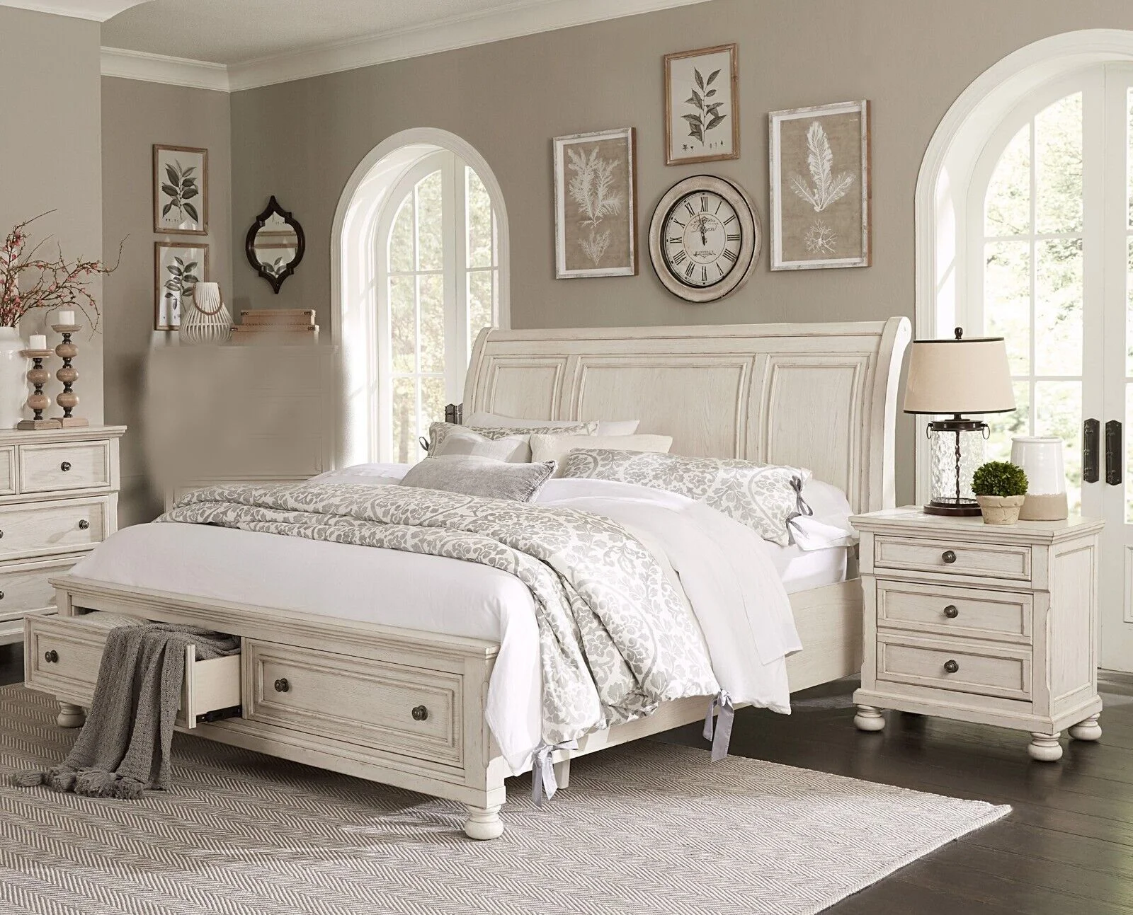 Classic Traditional Design Bedroom Set 3pc Set King Platform Bed and 2x Nightstands Wire-brushed White Finish Wooden Furniture