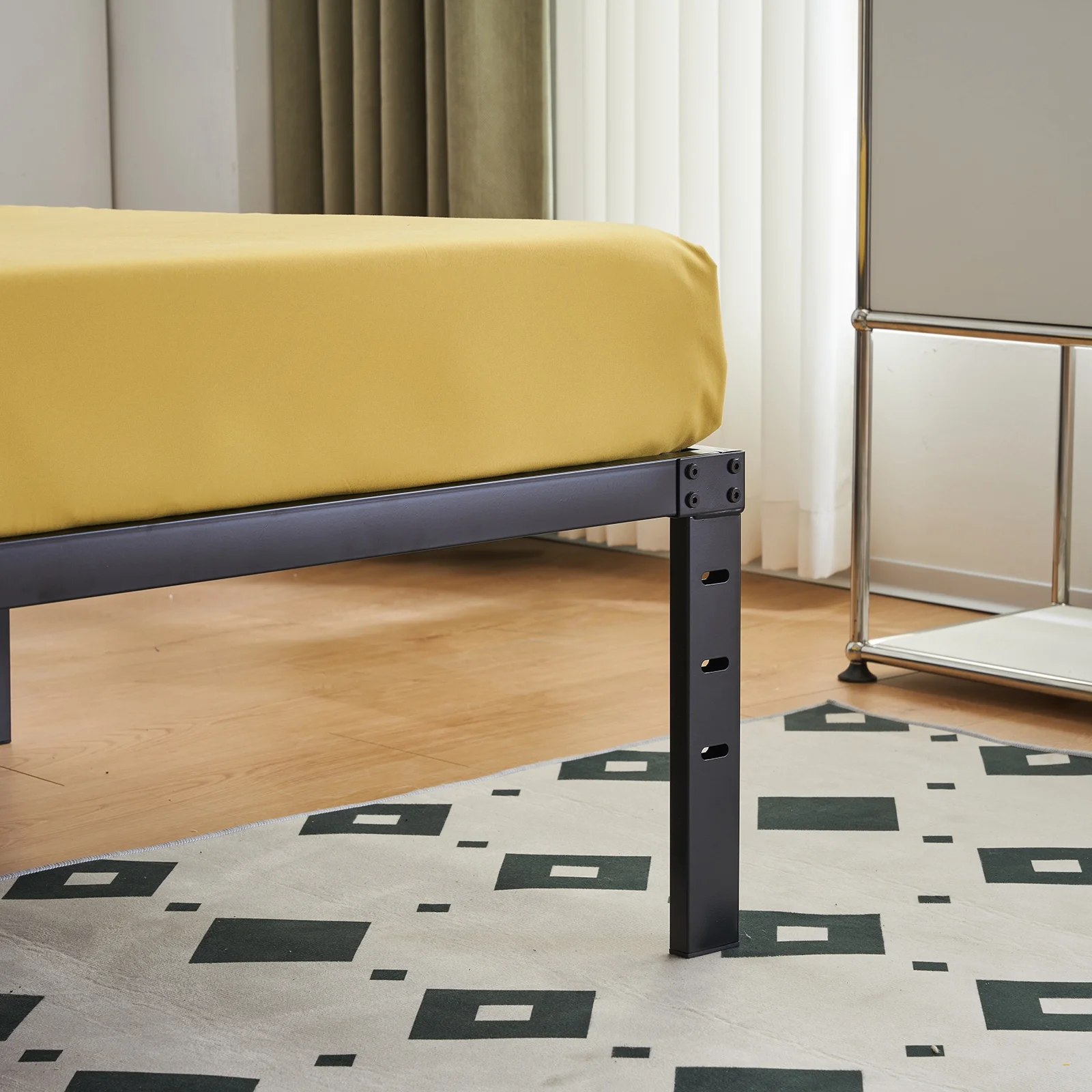 Roxona Simple Basic Iron Bed Frame Iron Bed 190.5*96.5*35.5cm Bed Height 14