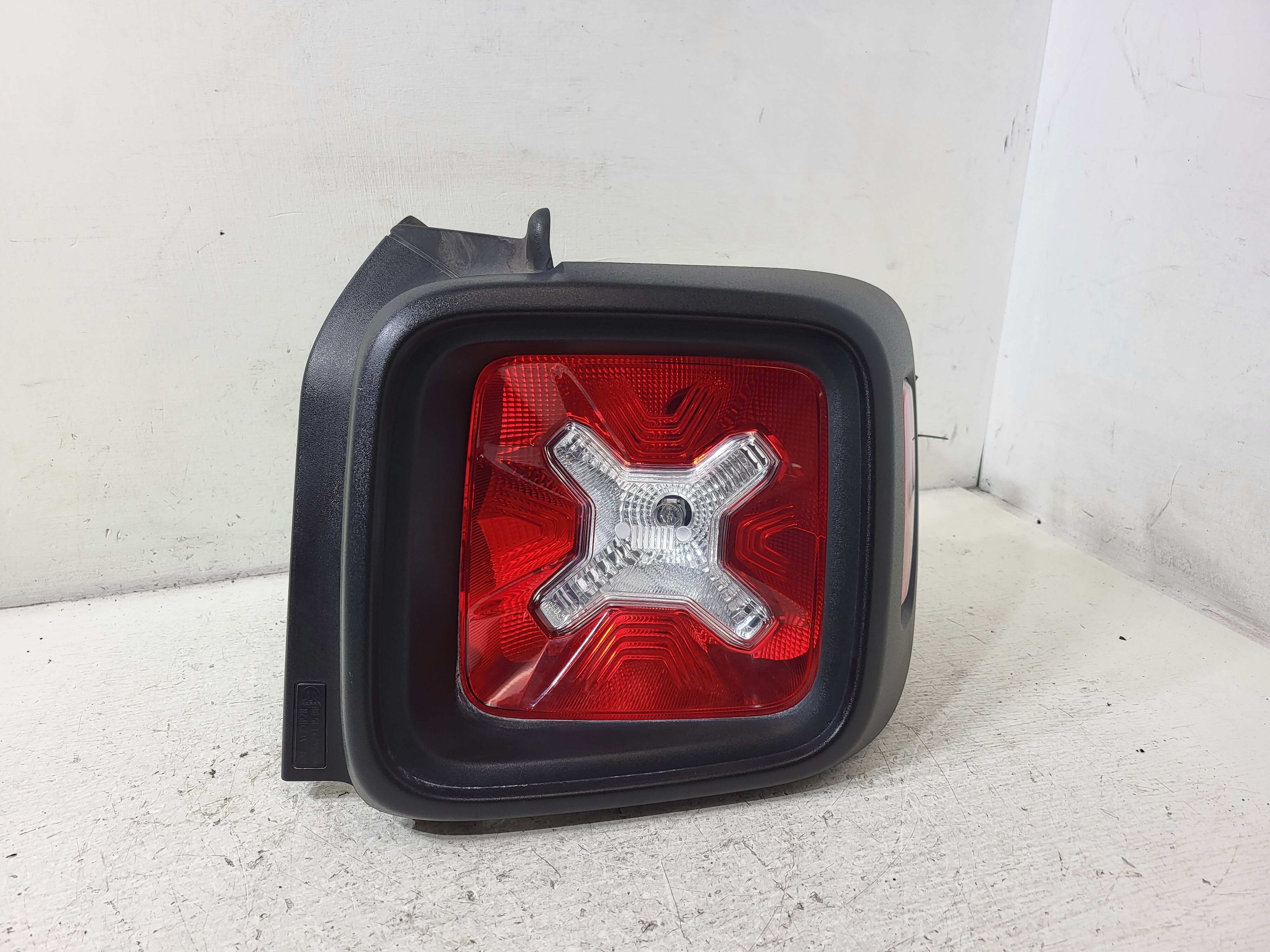 Pre-Owned 2015-2018 Jeep Renegade Passenger Side RH Tail Light Lamp OEM LKQ (Good)
