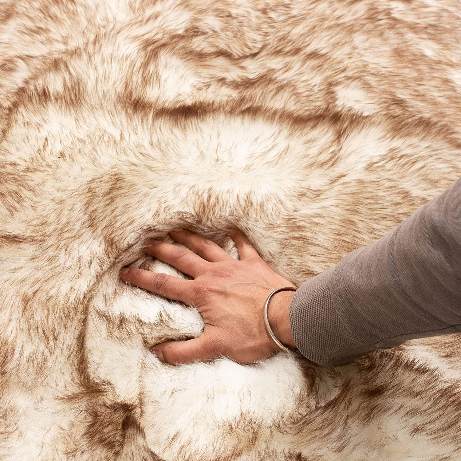 Sanmadrola Faux Fur Rug, Fluffy Soft Faux Fox Fur Area Rugs for Bedroom Livingroom Kids Room Decor, Shaggy Fur Rugs Anti-Skid White with Brown 8x10 ft