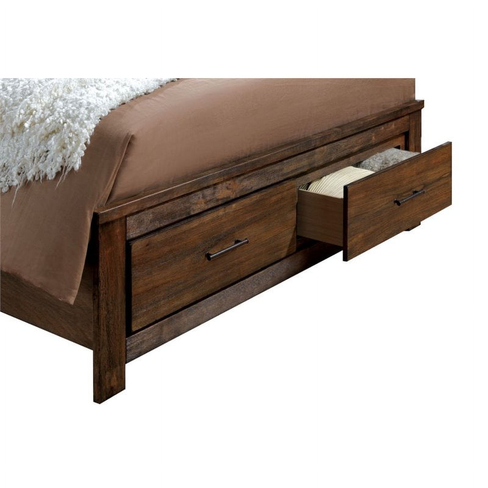 Furniture of America Gilbert 2-Piece Oak Wood Queen Panel Bed and Chest Set