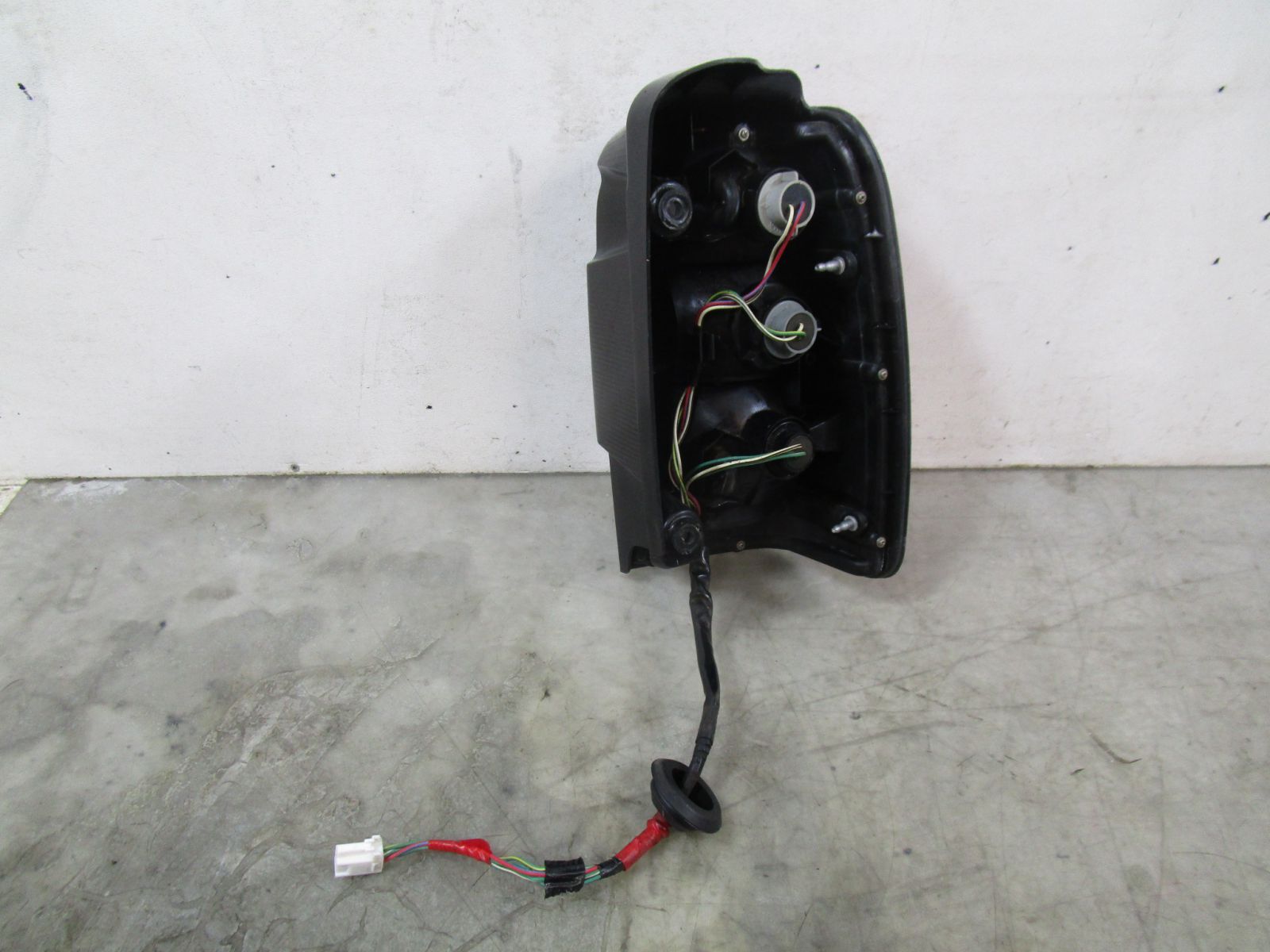 Pre-Owned 96 97 98 99 00 1996-2000 Toyota 4Runner LH Driver Tail Light Lamp OEM (Good)