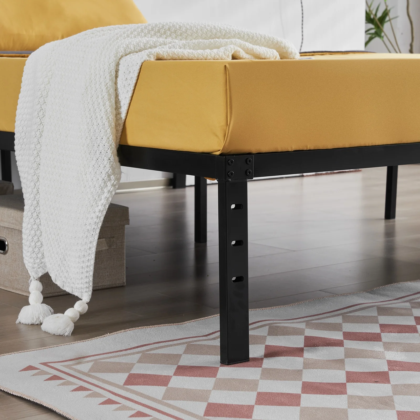 Roxona Simple Basic Iron Bed Frame Iron Bed 195.5*142.2*35.5cm Bed Height 14