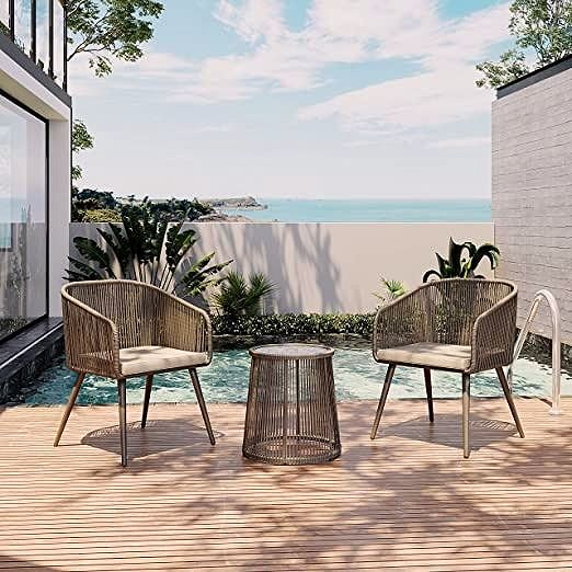 Salon de jardin 3 pièces – Ensemble bistrot en rotin tressé à la main avec coussins imperméables, table avec plateau en verre trempé, mobilier d’extérieur pour terrasse et balcon, marron & gris clair