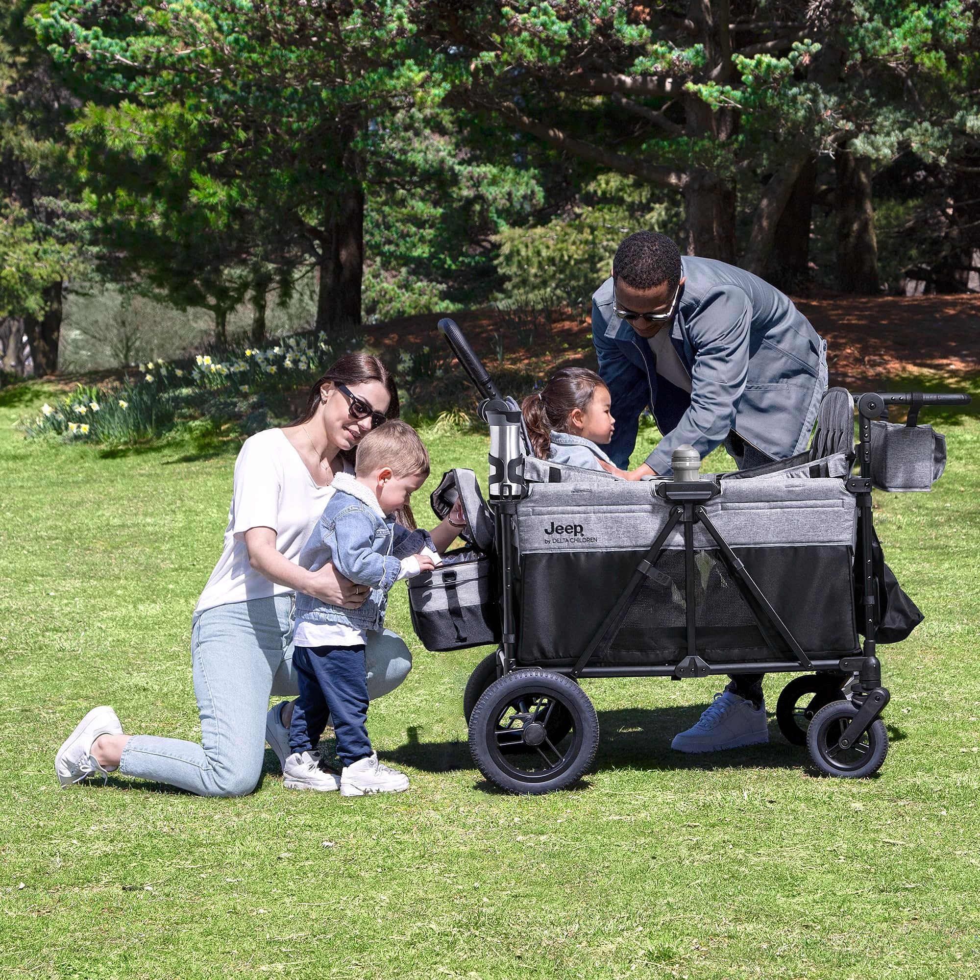 Jeep Wrangler Deluxe Wagon Poussette 4 places – par Delta Children