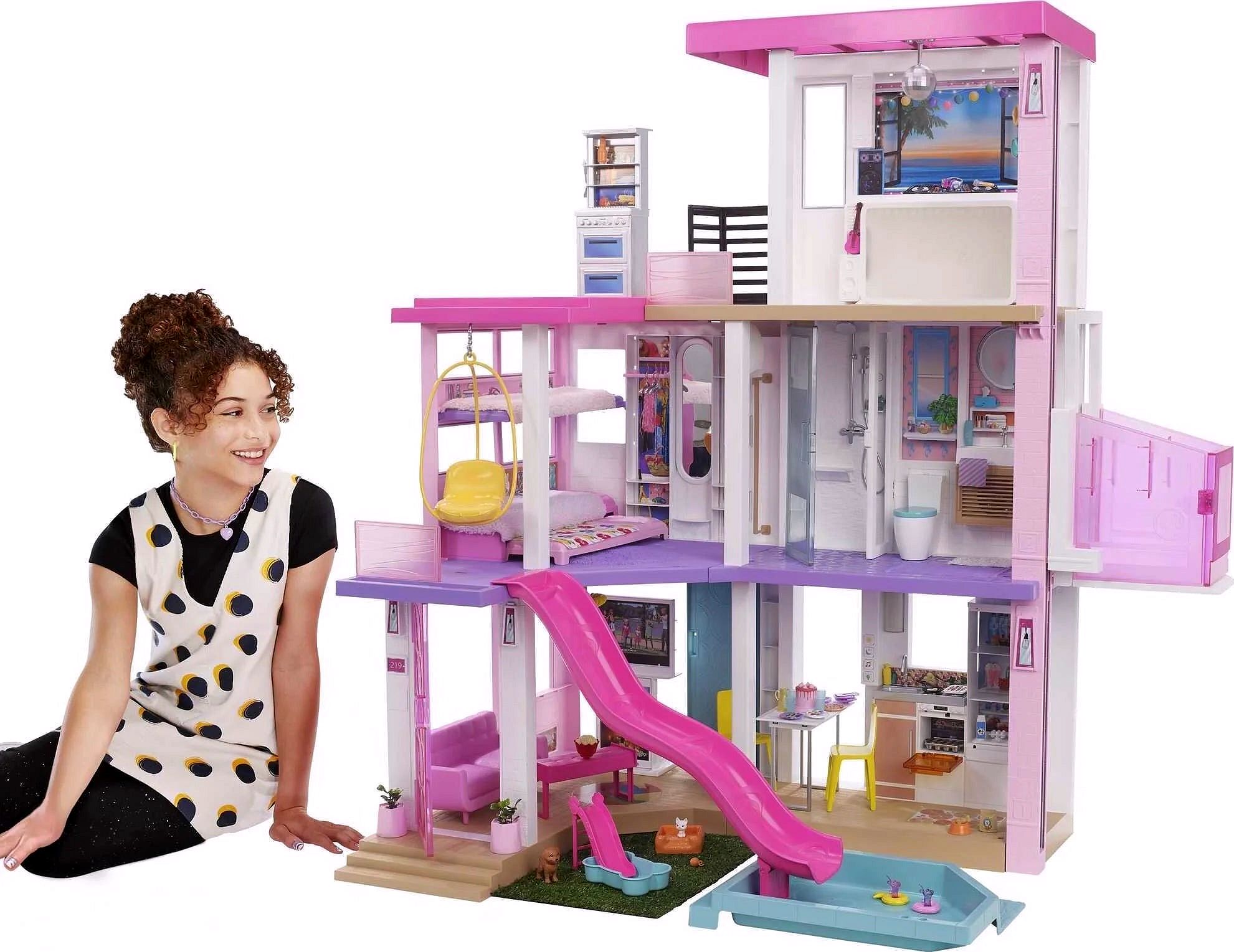Coffret Barbie DreamHouse avec 10 espaces de jeu, plus de 75 meubles et accessoires, lumières et sons